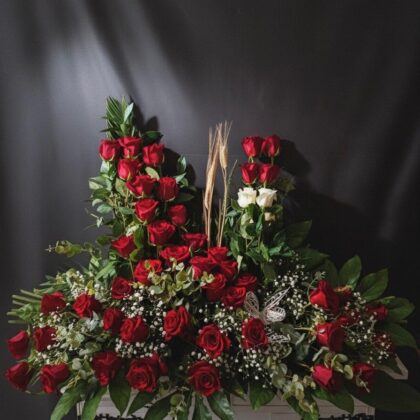 Centro funeral con rosas