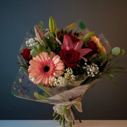 Ramo con rosas, lilium y gerbera