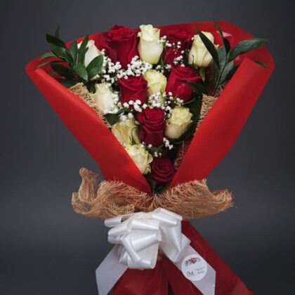 Ramo rosas rojas y blancas